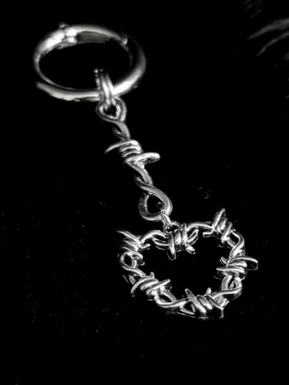 2 Gothic Barbwire Keychains - Picture 3 of 12